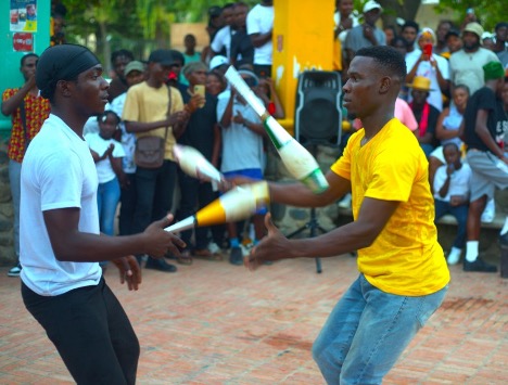 Ericson ‘Smoky G’ Germéus [left] juggles with Davideson Desamours [right]. Photo by Onz Chéry/ The Haitian Times
